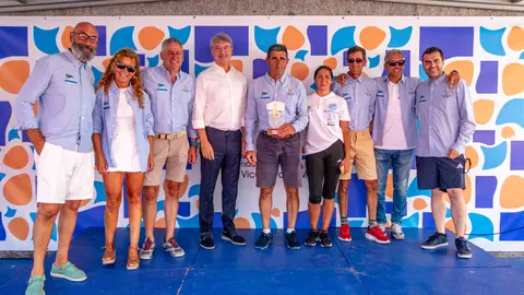 El Alcalde de O Grove, Jose Antonio Cacabelos, entregó el premio al Ziralla Primero, ganador en ORC 1 CLARA GIRALDO.