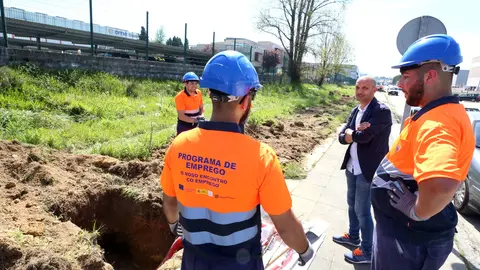 El alcalde de O Porriño, Alejandro Lorenzo, con un grupo de trabajadores que se han beneficiado de las políticas de empleo del municipio.