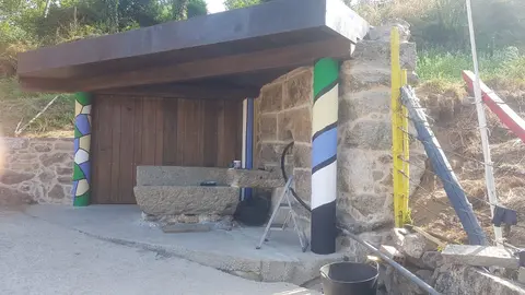 O artista volve a casa. As columnas da fonte en Forxán (Quintela de Leirado) cobran nova vida coa maxia de Xulio Fontes.