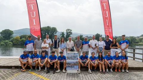 s autoridades e os deportistas participantes na presentación do LIV Descenso Internacional e do XIV Descenso Popular do Miño, que terá lugar este sábado.