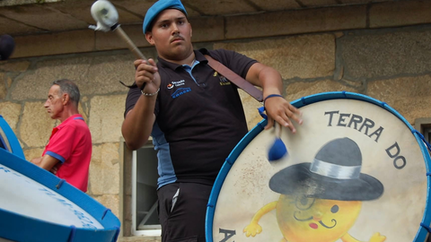 El ritmo contagioso de los bombos de la agrupación S. Tiago de Sopo resonando en las calles de Caldelas durante el festival.