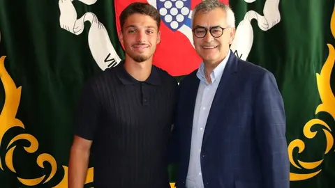 O Presidente da Câmara Municipal, Olegário Gonçalves, recebeu o jovem futebolista Mathias de Amorim, cujas raízes estão em Sabadim, para o felicitar pelo seu sucesso e pela sua recente convocatória para a Seleção Nacional Sub-21.