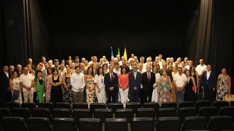 O Presidente da Câmara, Olegário Gonçalves, as autoridades locais e os representantes da diáspora, reunidos para celebrar o Encontro Anual e a atribuição da Medalha de Honra ao ex-presidente João Manuel Esteves.