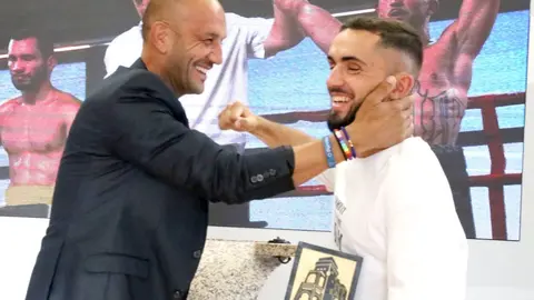 Alejandro Lorenzo, alcalde do Porriño, felicita a Alex 'Coraje'.