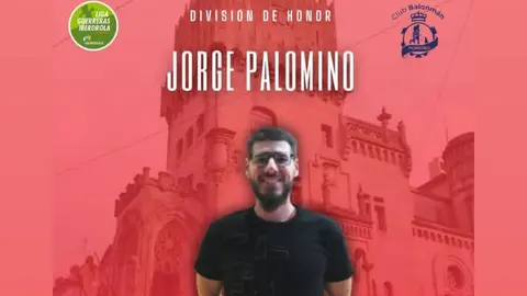 Jorge Palomino, nuevo fisioterapeuta del balonmano femenino O Porriño, posa con la camiseta del club.