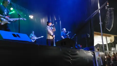 Javier Gurruchaga sobre el escenario, demostrando que 'Rock and Roll Circus' sigue más vivo que nunca tras 40 años.