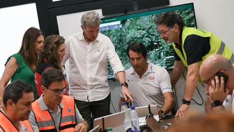 El presidente de la Xunta visitó el Centro de Coordinación Provincial de lucha contra incendios de Ourense.
