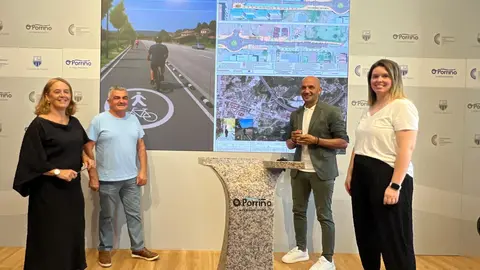 Presentando el proyecto a los vecinos, el alcalde, acompañado por los concejales de Urbanismo y Medio Ambiente.