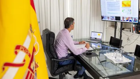 Pedro Sánchez supervisa la situación de los incendios forestales desde el Centro Nacional de Emergencias.