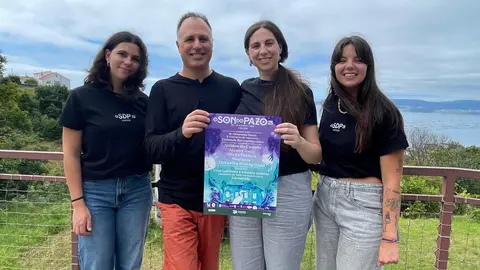 Os membros de 'Arredor da tradición' celebran o seu recoñecemento no festival O Son do Pazo, un evento que defende o futuro da nosa música popular.