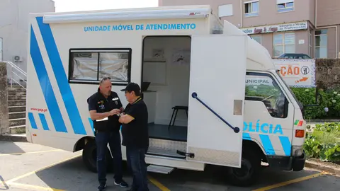 PSP de proximidade: Agentes junto ao Mercado Municipal para esclarecer a população sobre o licenciamento de armas.