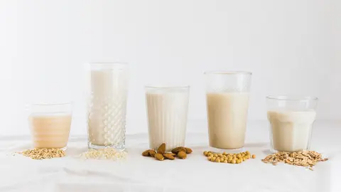 Diversidad en el vaso: la bebida de avena, almendra y soja lideran la preferencia en los hogares españoles.
