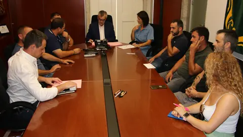 O presidente da Câmara Municipal de Arcos de Valdevez, Olegário Gonçalves, e os representantes das nove microempresas do concelho, durante a assinatura dos contratos do Programa InvestArcos 2025.