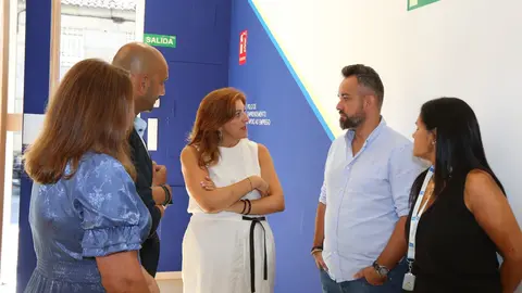 El alcalde de O Porriño, Alejandro Lorenzo, y la directora xeral Marta Mariño conocen de cerca la labor del Polo de Emprendimiento, clave para el relevo generacional de negocios en la comarca.