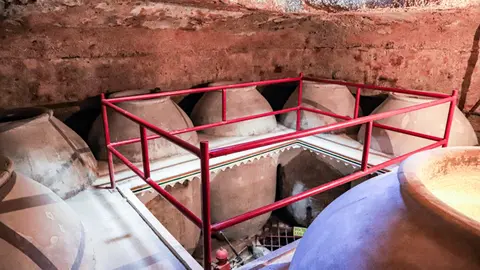 Las antiguas bodegas subterráneas de Tomelloso, un refugio fresco y silencioso que guarda la historia de una tierra de vinos.