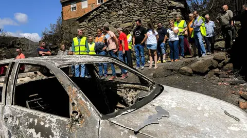 El presidente de la Xunta visitó la aldea de A Caridade, en el ayuntamiento de Monterrei, afectada por los fuegos.