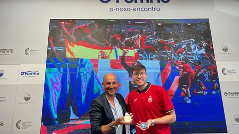 "Un orgullo para todo O Porriño". El alcalde, Alejandro Lorenzo, recibe a Nico Giráldez, medallista de plata en el Mundial Juvenil de Balonmano.