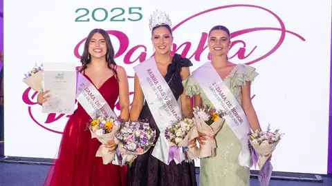 As nossas rainhas da noite! ✨ Matilde Ribeiro (Rainha das Vindimas e Miss Fotogenia), ladeada por Joana Fernandes (1.ª Dama de Honor e Miss Simpatia) e Juliana Gomes (2.ª Dama de Honor). Três representantes de Arcos de Valdevez que brilharam na gala.
