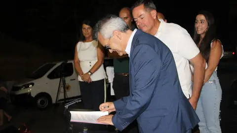 O Presidente da Câmara Municipal assina o protocolo de apoio de 42.000 euros com a ADECAS – Associação Desportiva e Cultural Aboim/Sabadim, para a reconstrução das suas instalações. Um compromisso com as coletividades e a cultura local.