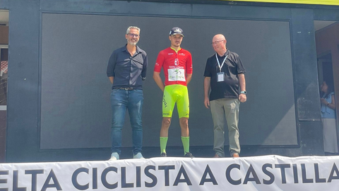 Adrián Fajardo, del Vigo-Rías Baixas, en el podio de la Vuelta a Castilla-La Mancha Leader, celebrando sus maillots de líder de la Montaña, de los Puntos y de mejor Sub-23.