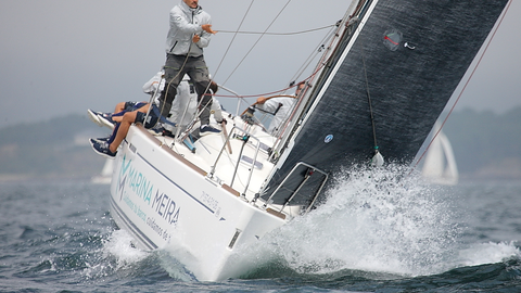 El Deep Blue, de Vicente Cid, uno de los veleros favoritos, en plena competición durante una regata. ARCHIVO.