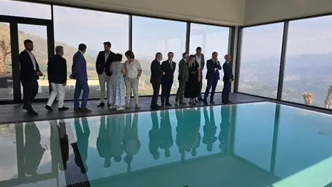 Representantes políticos y del sector turístico, como el vicepresidente de Turismo Porto e Norte, el secretario de Estado de Ambiente, el secretario de Estado de Turismo, y el alcalde de Arcos de Valdevez, entre otros, en la inauguración del Silken Mezio National Park.