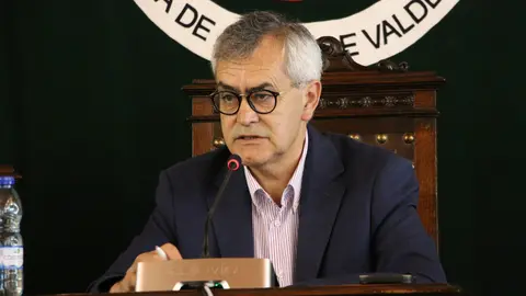 O Presidente da Câmara de Arcos de Valdevez, Olegário Gonçalves, durante a Reunião Ordinária, onde expressou solidariedade às vítimas do acidente nas Festas de Nossa Senhora da Lapa e discutiu a agenda do município.