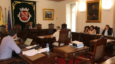 reunião_14_08 (1)Vista parcial do salão de plenos da Câmara de Arcos de Valdevez, durante a Reunião Ordinária de 14 de agosto de 2025, onde foram debatidos temas como o acidente nas Festas da Lapa e a aprovação de apoios sociais.