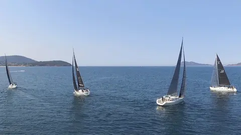 Cruce de proas en la salida de la Regata Mar de Finisterre en Portosín, un momento de máxima tensión y pericia para las tripulaciones.