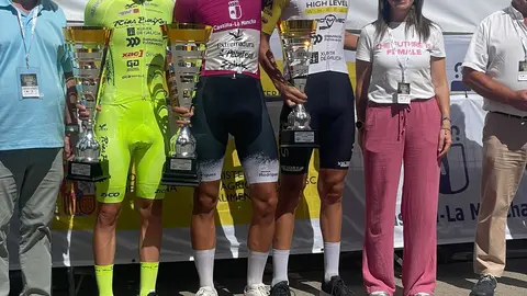Miguel Domínguez (centro), ciclista del Vigo-Rías Baixas, celebra su segundo puesto en la general de la Vuelta a Castilla-La Mancha Leader junto a su equipo.