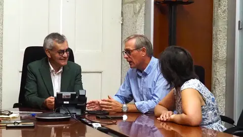 O presidente da Câmara Municipal de Arcos de Valdevez, Olegário Gonçalves, e o coordenador da Unidade de Intervenção Local do ICAD, Augusto de Queirós Martins, no momento da assinatura do protocolo para a prevenção de comportamentos aditivos.