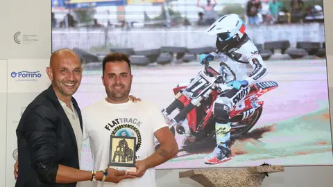 O alcalde do Porriño, Alejandro Lorenzo, felicita a Tony Pérez Martínez polo seu gran logro no Campionato Nacional de Flat Track 2025 en Portugal. O piloto de Pontellas pon o nome do concello no cumio do motociclismo.