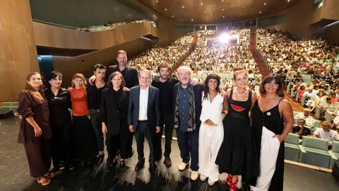 El conselleiro de Cultura, Lingua e Xuventude acompañó el equipo de la película en la primera de las tres "premiéres" antes de su llegada a las salas de cine el 5 de septiembre.
