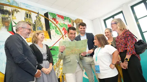 El presidente de la Diputación de Pontevedra, Luis López, junto a la diputada de Turismo, Nava Castro, y el alcalde de A Estrada, Gonzalo Louzao, durante la presentación de la nueva imagen de la Oficina de Turismo Rías Baixas del municipio.