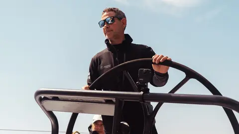 La leyenda de la vela Fernando Echávarri, galardonado con el Premio Nacional Terras Gauda, a la caña. El regatista recibirá el reconocimiento el 6 de septiembre en Baiona por su exitosa trayectoria, que incluye un oro olímpico.