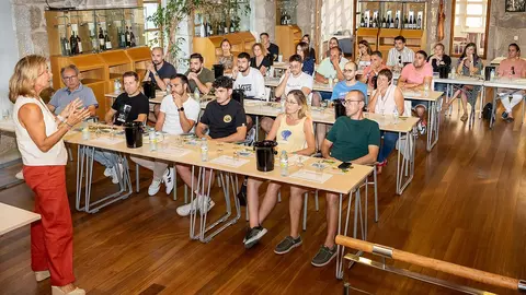 Los asistentes a la Festa do Viño do Condado do Tea descubren los secretos de los vinos de la subzona en una cata comentada, guiada por una enóloga experta.
