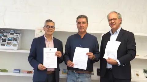 De izquierda a derecha, los alcaldes de Arcos de Valdevez, Lobios y Entrimo, tras la firma de las actas de inspección fronteriza que renuevan el reconocimiento de los límites establecidos en 1864.