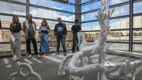 `Phygital land, traducciones de lo físico a lo virtual´ combina proyecciones y esculturas impresas en 3D para crear representaciones en las que el fallo en la captura de datos y la visión imperfecta de la tecnología se convierten en parte de la obra.