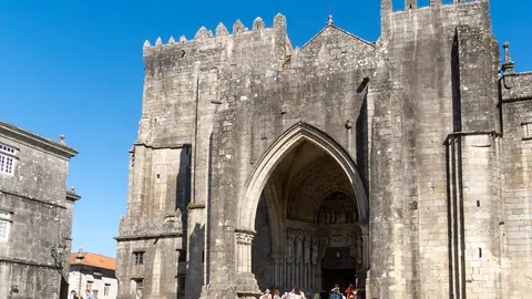 Fachada principal de la Catedral de Tui, una de las joyas del románico y gótico gallego, que celebrará el 800 aniversario de su consagración a partir del 30 de noviembre de 2025.
