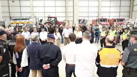 Los Reyes conversan con un grupo de representantes de los medios de extinción de incendios. © CASA DE S.M. EL REY.