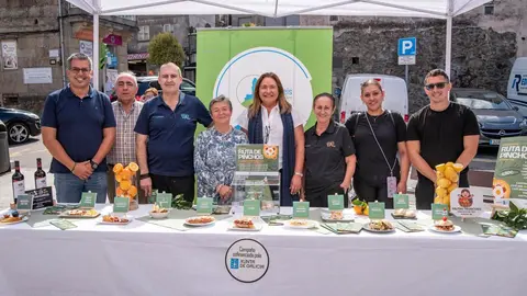 La delegada territorial de la Xunta en Vigo, Ana Ortiz, junto a los organizadores y hosteleros en la presentación de la XII Ruta de Pinchos de Teis, que se celebrará del 19 de agosto al 14 de septiembre.