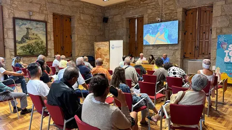 Un grupo de empresarios y propietarios de suelo asistieron a la reunión informativa sobre el plan urbanístico de A Lomba, un proyecto que pone fin a años de bloqueo y promete revitalizar la zona industrial de Ponteareas.