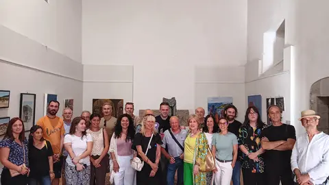 Artistas y visitantes se congregan en la inauguración de la novena edición de 'Bo Camiño' en la Capela da Madanela, un espacio histórico que acoge una muestra que explora la esencia del Camino de Santiago a través del arte.