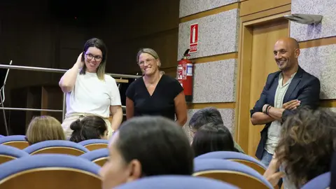 El alcalde de O Porriño, Alejandro Lorenzo, y las concejalas de Comercio y Mercado, junto a un nutrido grupo de comerciantes, en la reunión para organizar la "Noite Aberta" que dinamizará el sector durante las fiestas locales.