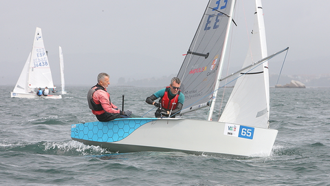 Pablo Cabello y Óscar Romero, líderes de la competición, navegan con destreza en la ría de Arousa durante la primera jornada de la Copa de España de Vaurien. © JUAN CABALLERO.