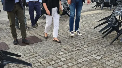 La alcaldesa de Salvaterra, Marta Valcárcel, acompañada del conselleiro de Cultura y del diputado provincial junto a otras personas visitando el recinto de la Fiesta do Viño do Condado.