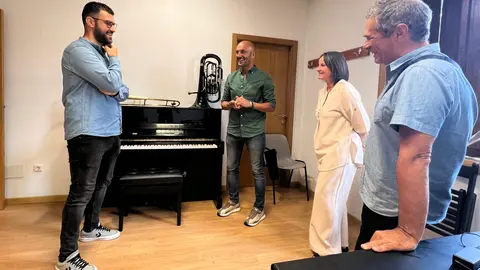 O alcalde, Alejandro Lorenzo, xunto a outros representantes docentres, durante unha visita á Escola Municipal de Música para dar a benvida a un novo curso.