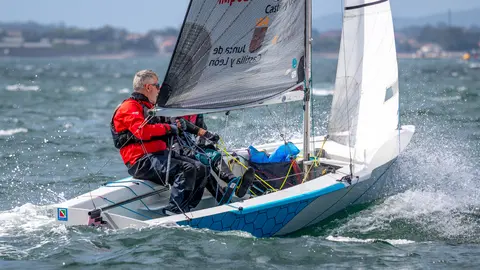 ablo Cabello y Óscar Romero, líderes de la clasificación general, navegan en la ría de Arousa durante la Copa de España de Vaurien.