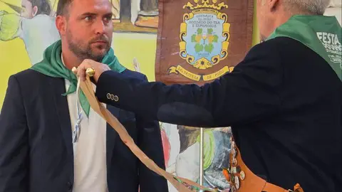 El pregonero Rubén Ríos, en un momento de su investidura como nuevo cofrade de la Confraría do Viño do Condado do Tea e Espumosos.