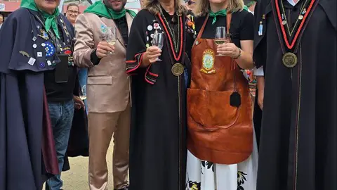 La alcaldesa con el pregonero y otros cofrades.